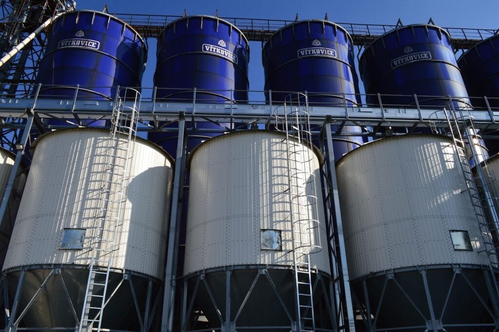 Silo for multi-grain production facilities